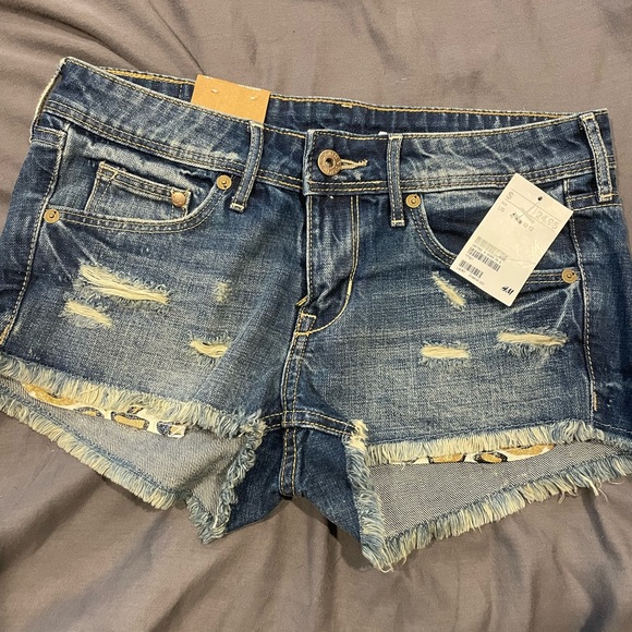 H&M women’s jean shorts. Glitter leopard print inside pocket detail. Size 4. NWT - Picture 2 of 7